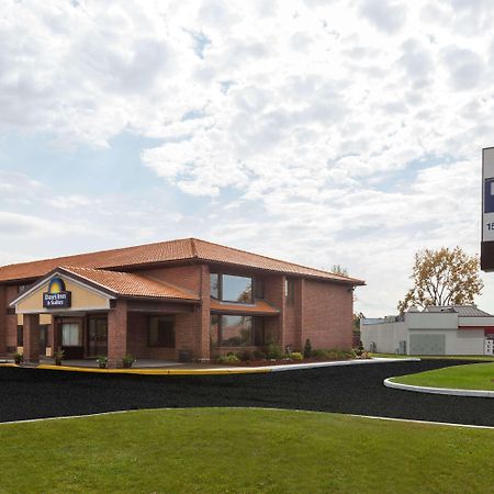 Days Inn By Wyndham Utica Bagian luar foto