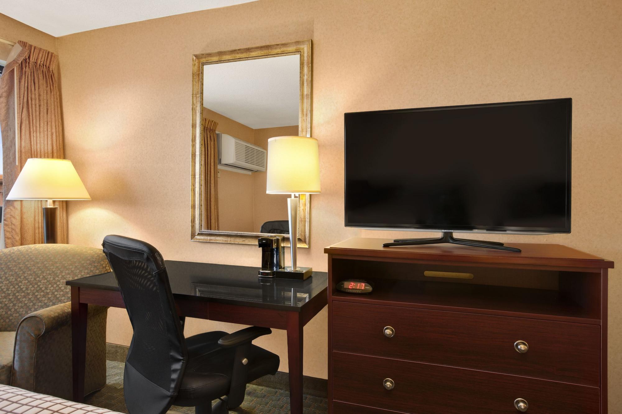 Days Inn By Wyndham Utica Bagian luar foto