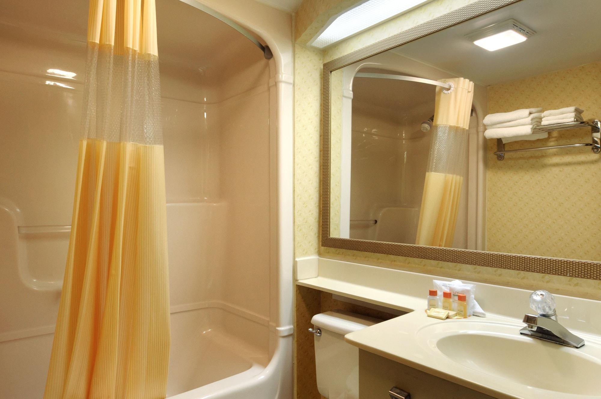 Days Inn By Wyndham Utica Bagian luar foto