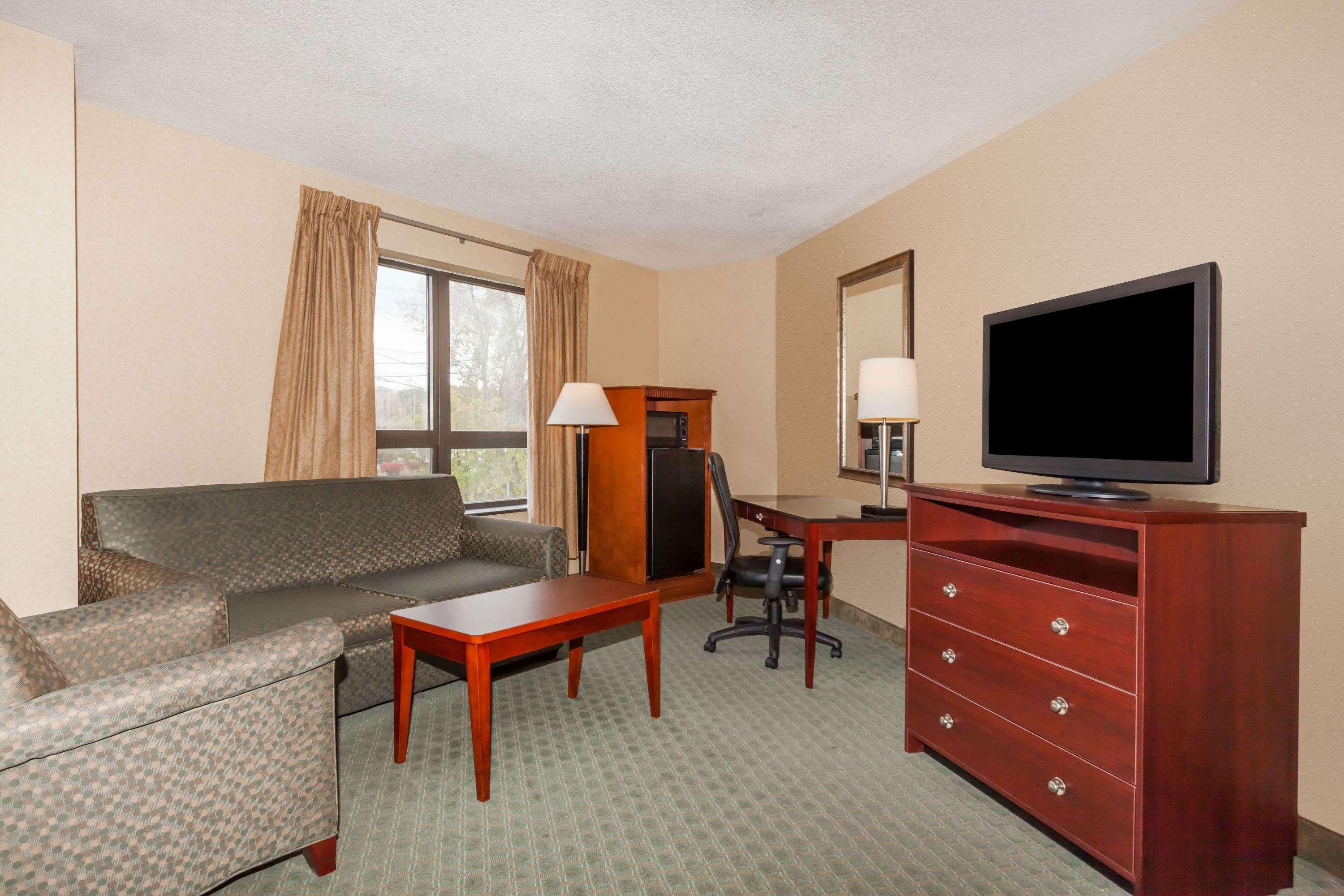 Days Inn By Wyndham Utica Bagian luar foto