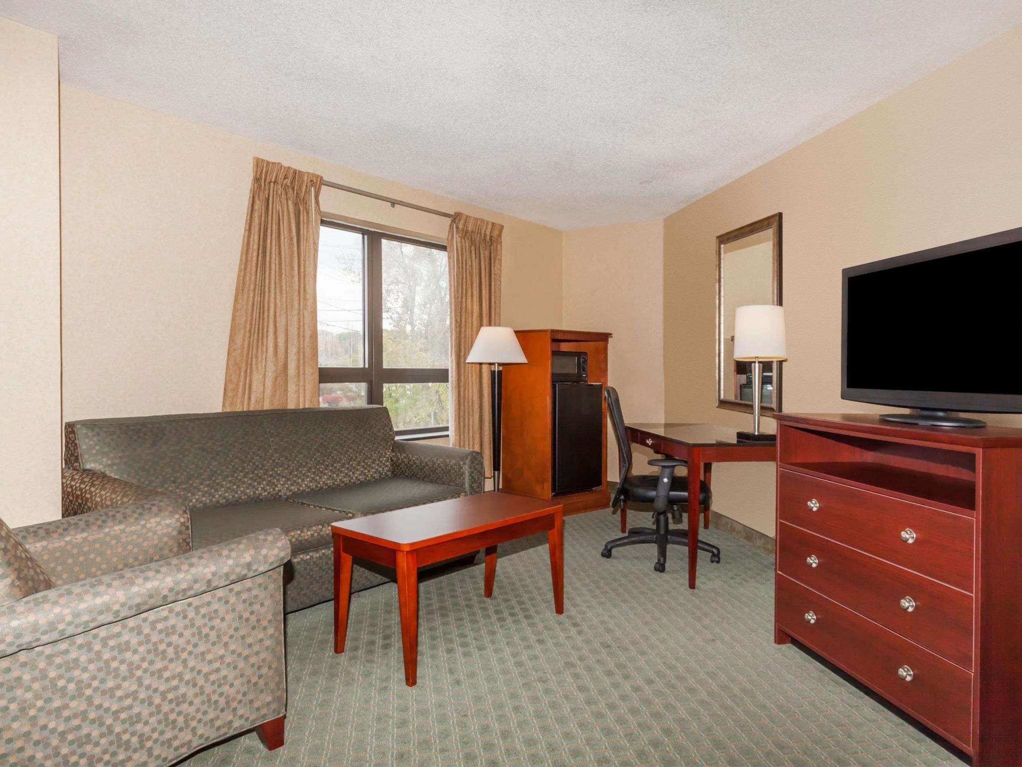 Days Inn By Wyndham Utica Bagian luar foto