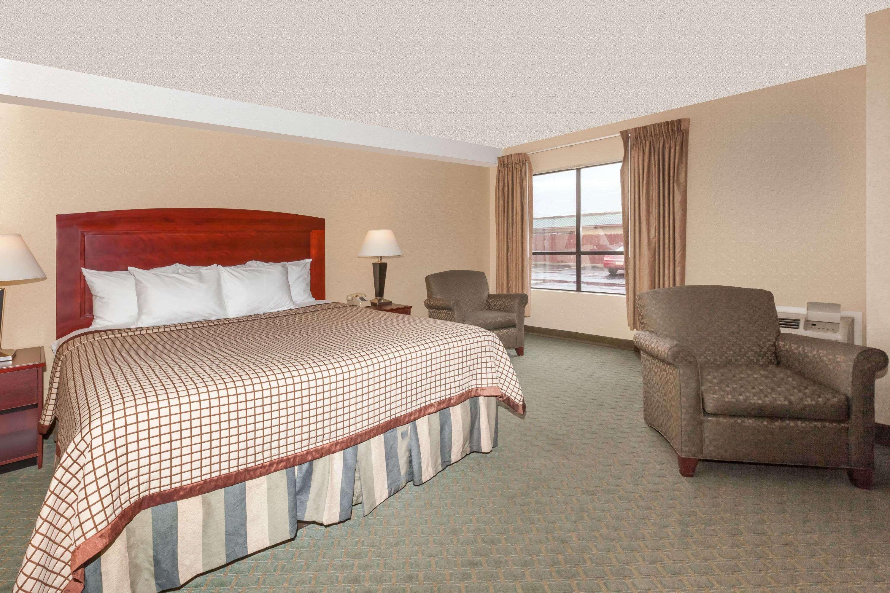 Days Inn By Wyndham Utica Bagian luar foto