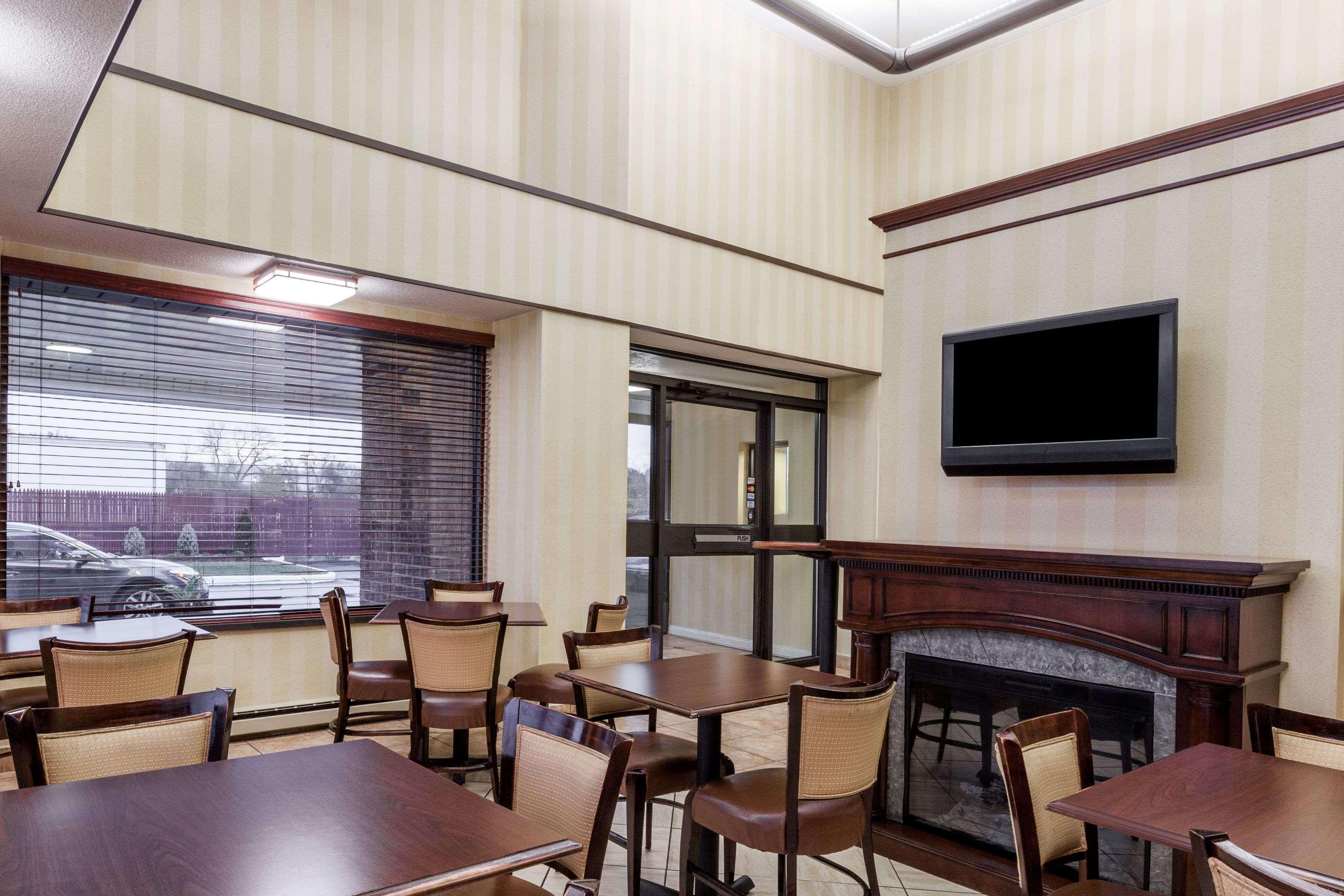 Days Inn By Wyndham Utica Bagian luar foto