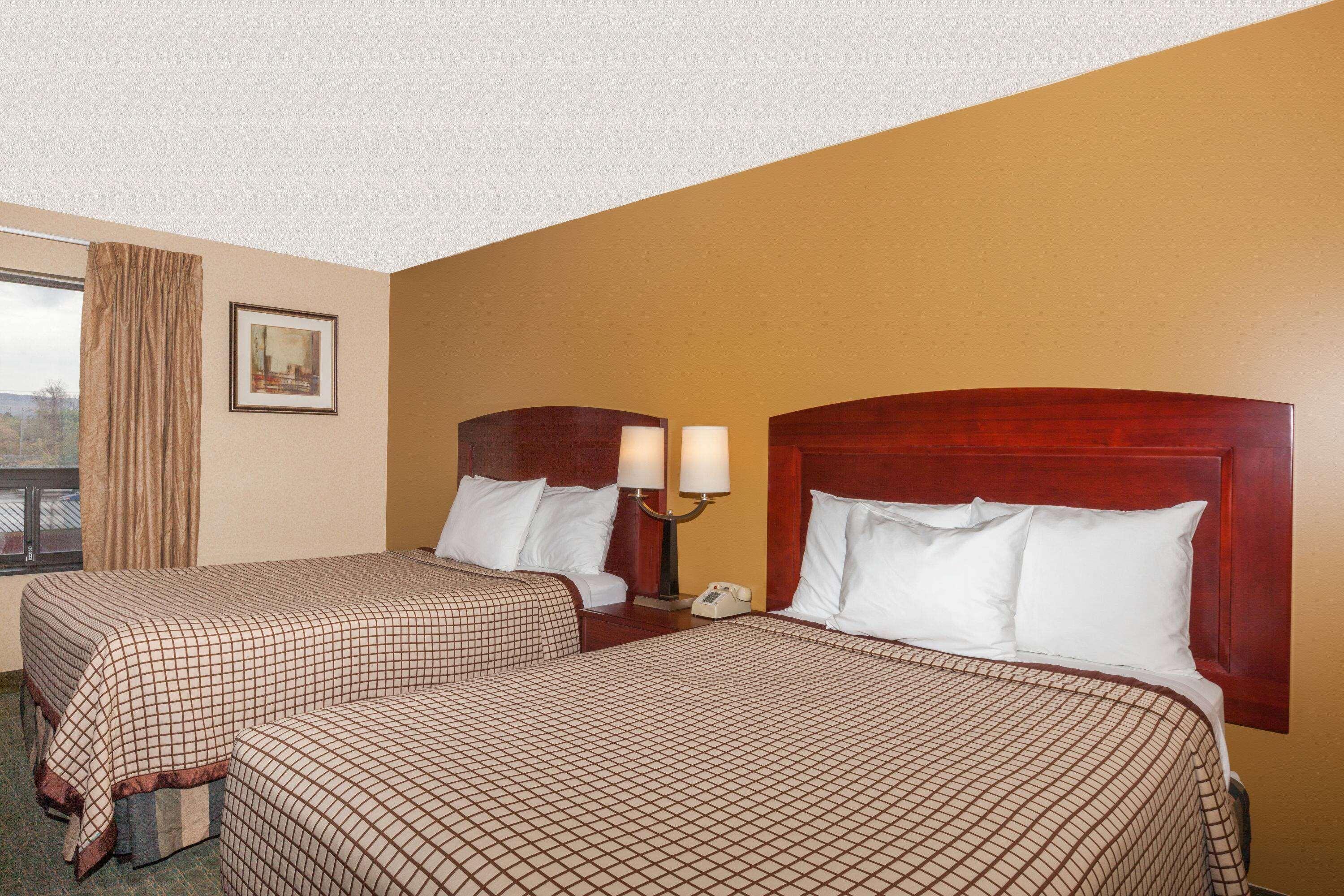 Days Inn By Wyndham Utica Bagian luar foto