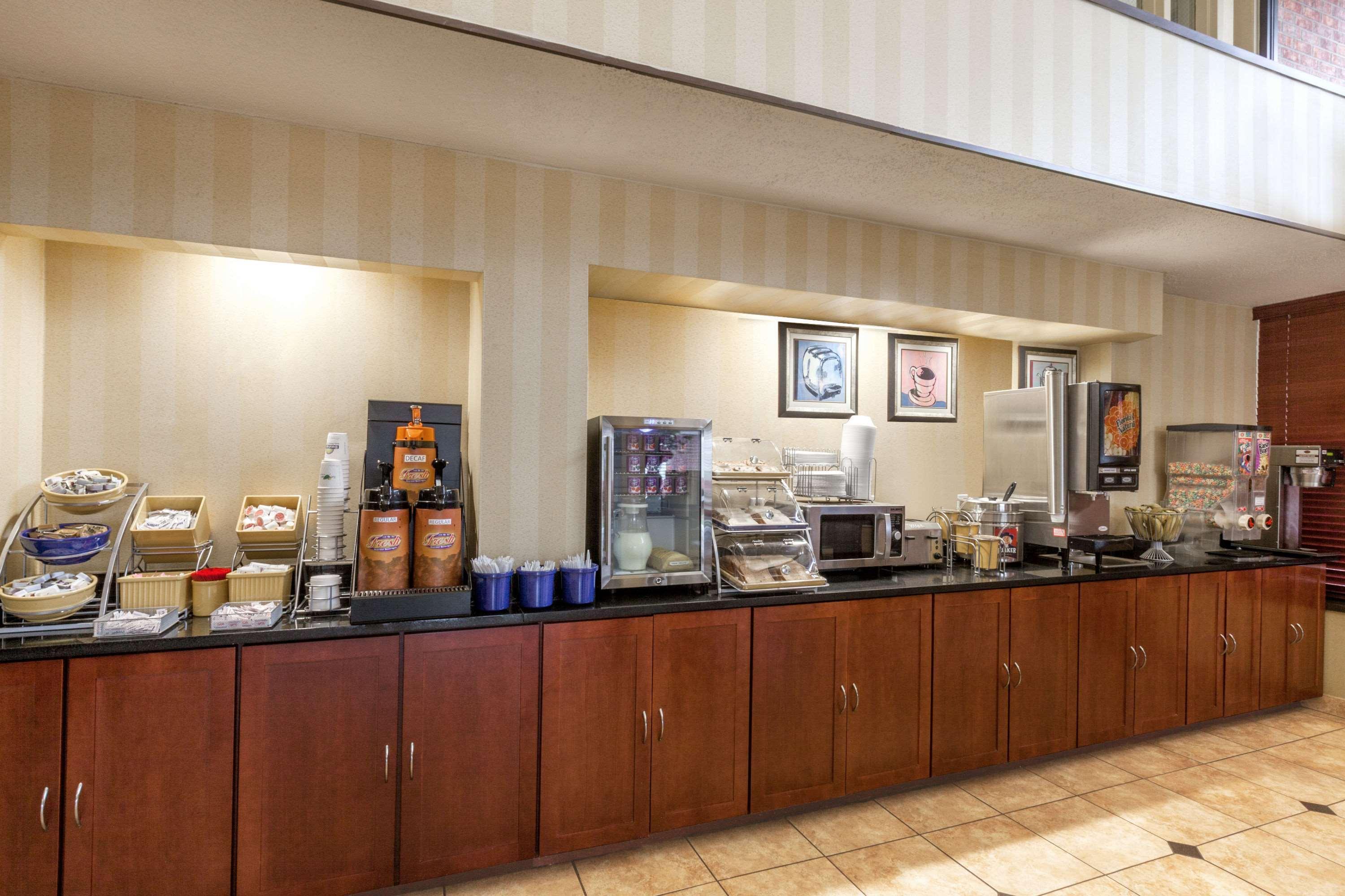 Days Inn By Wyndham Utica Bagian luar foto