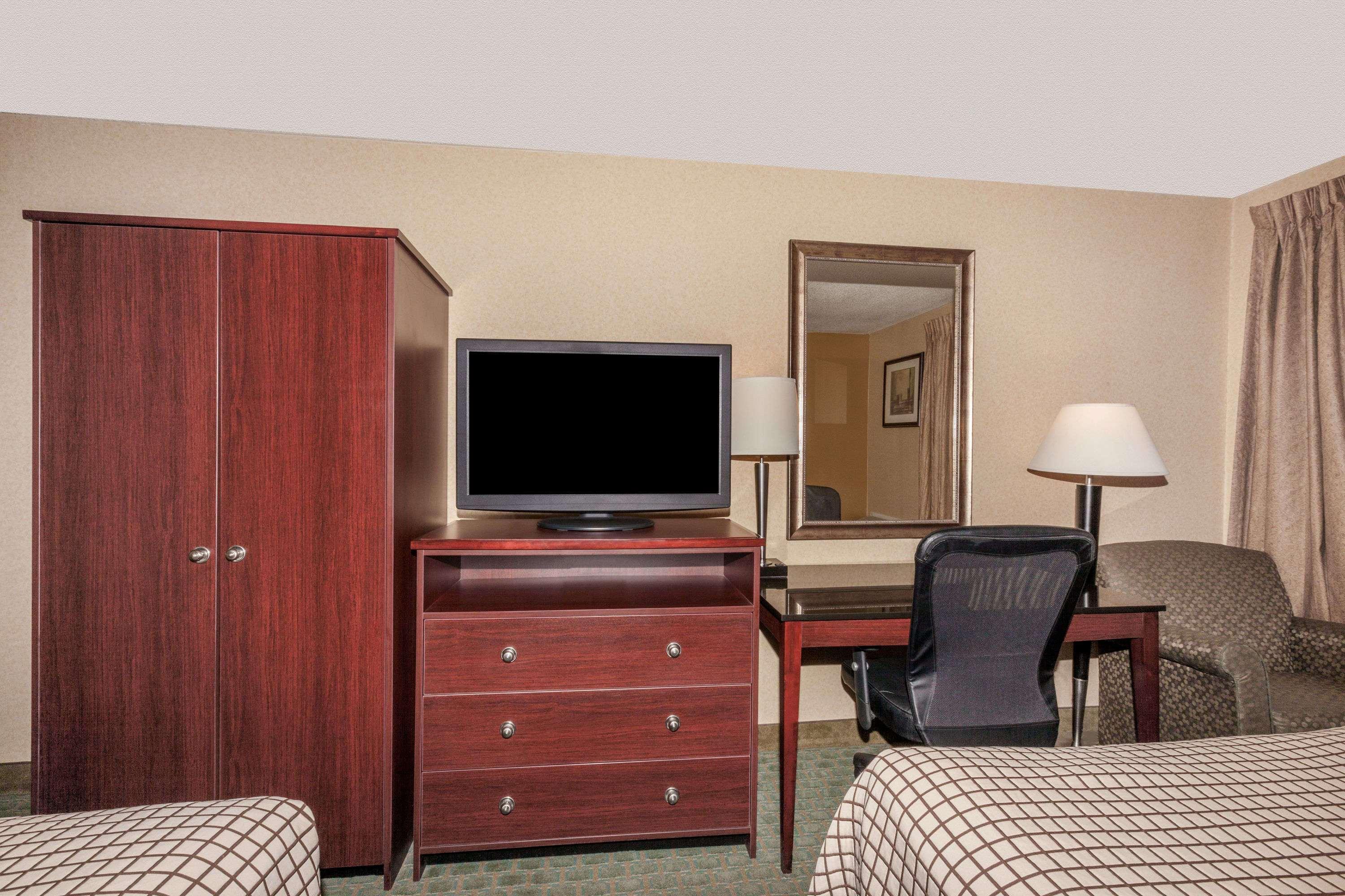 Days Inn By Wyndham Utica Bagian luar foto