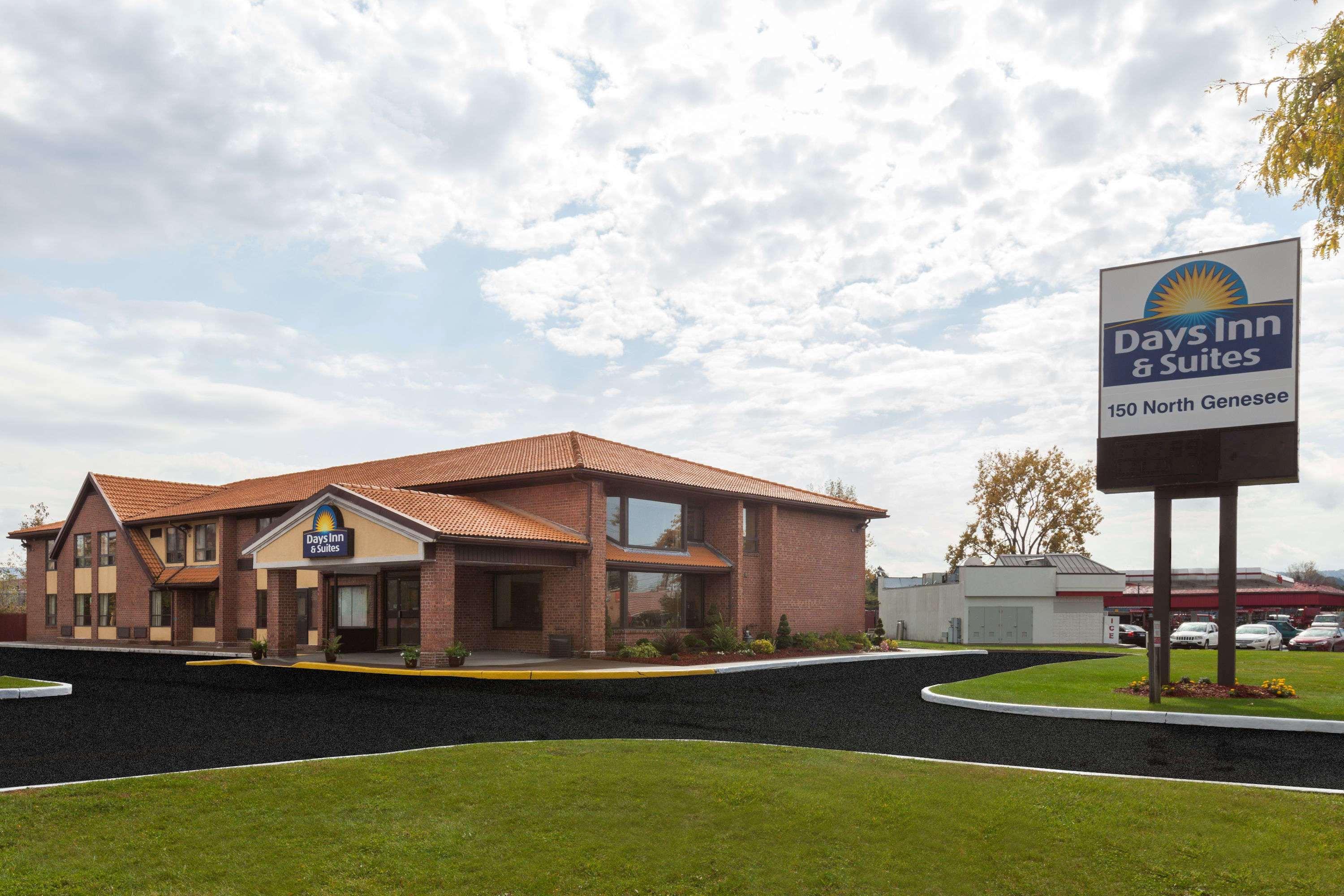 Days Inn By Wyndham Utica Bagian luar foto