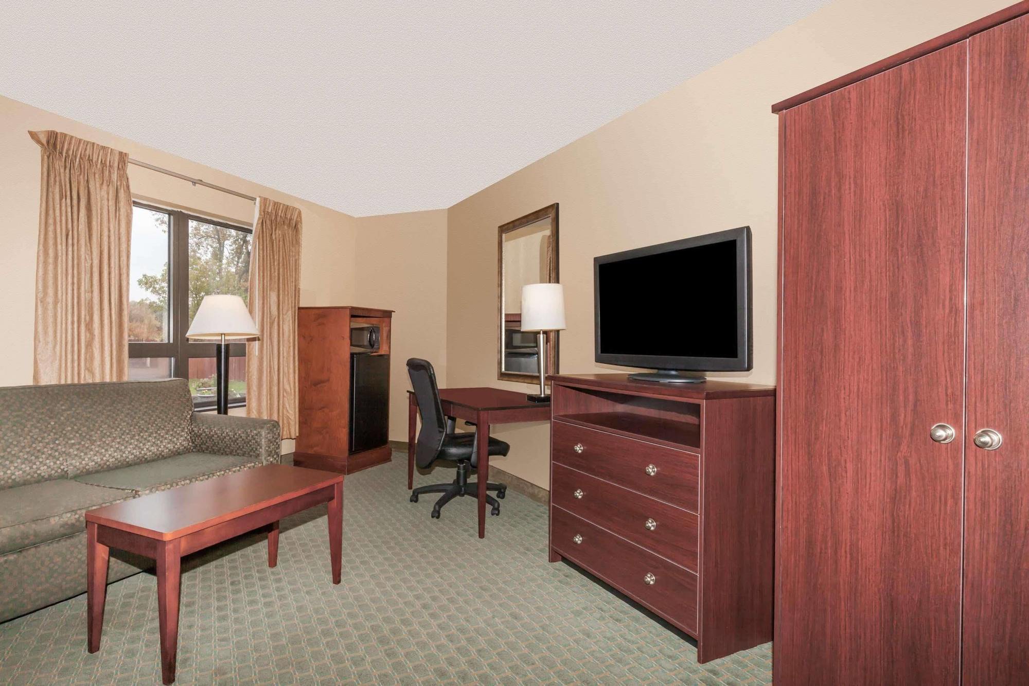 Days Inn By Wyndham Utica Bagian luar foto