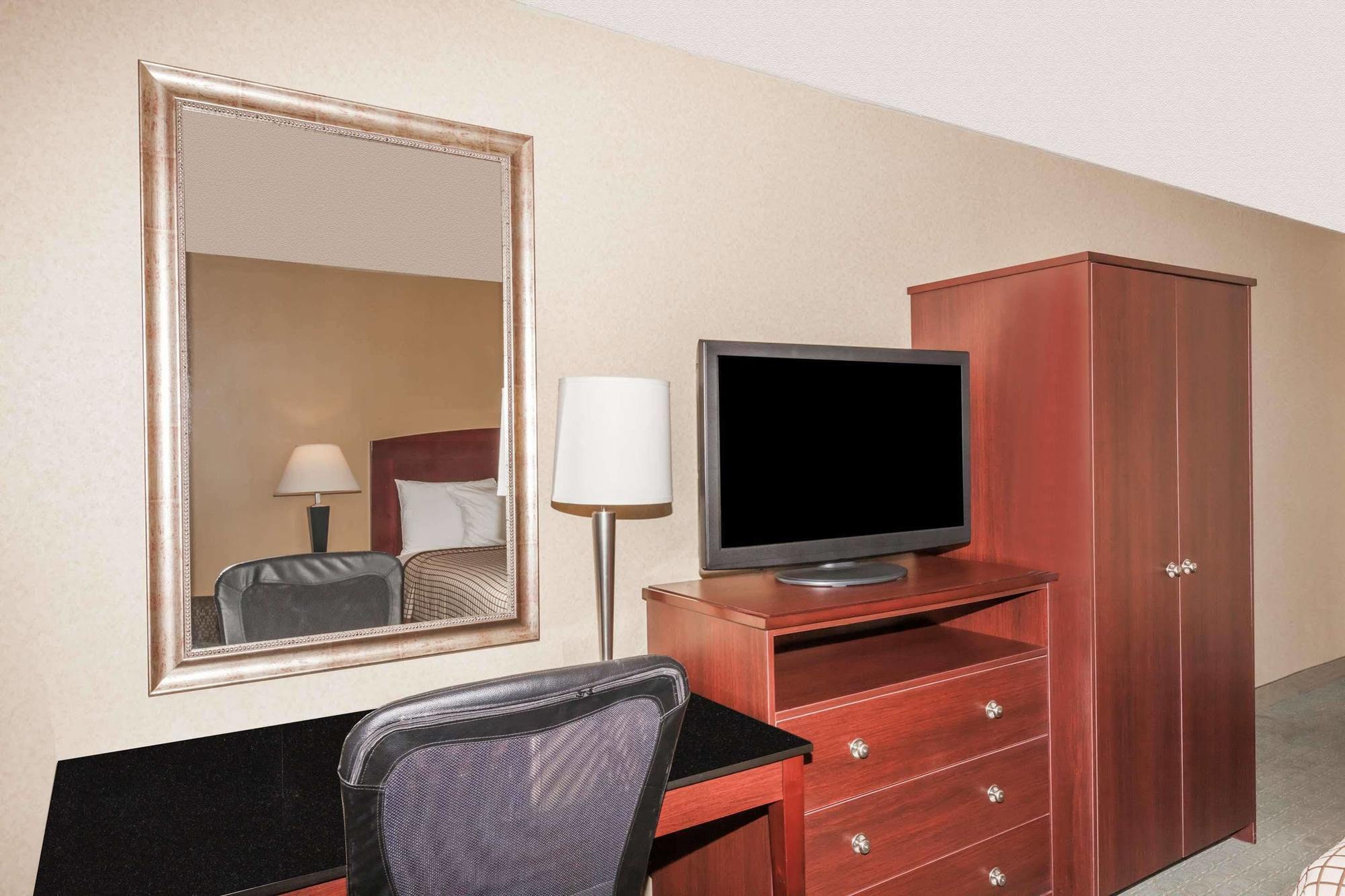 Days Inn By Wyndham Utica Bagian luar foto