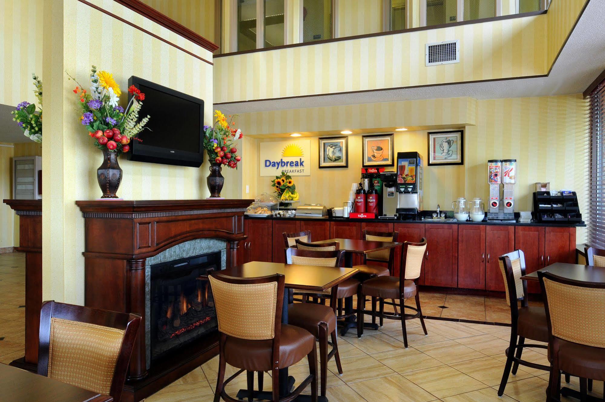 Days Inn By Wyndham Utica Bagian luar foto
