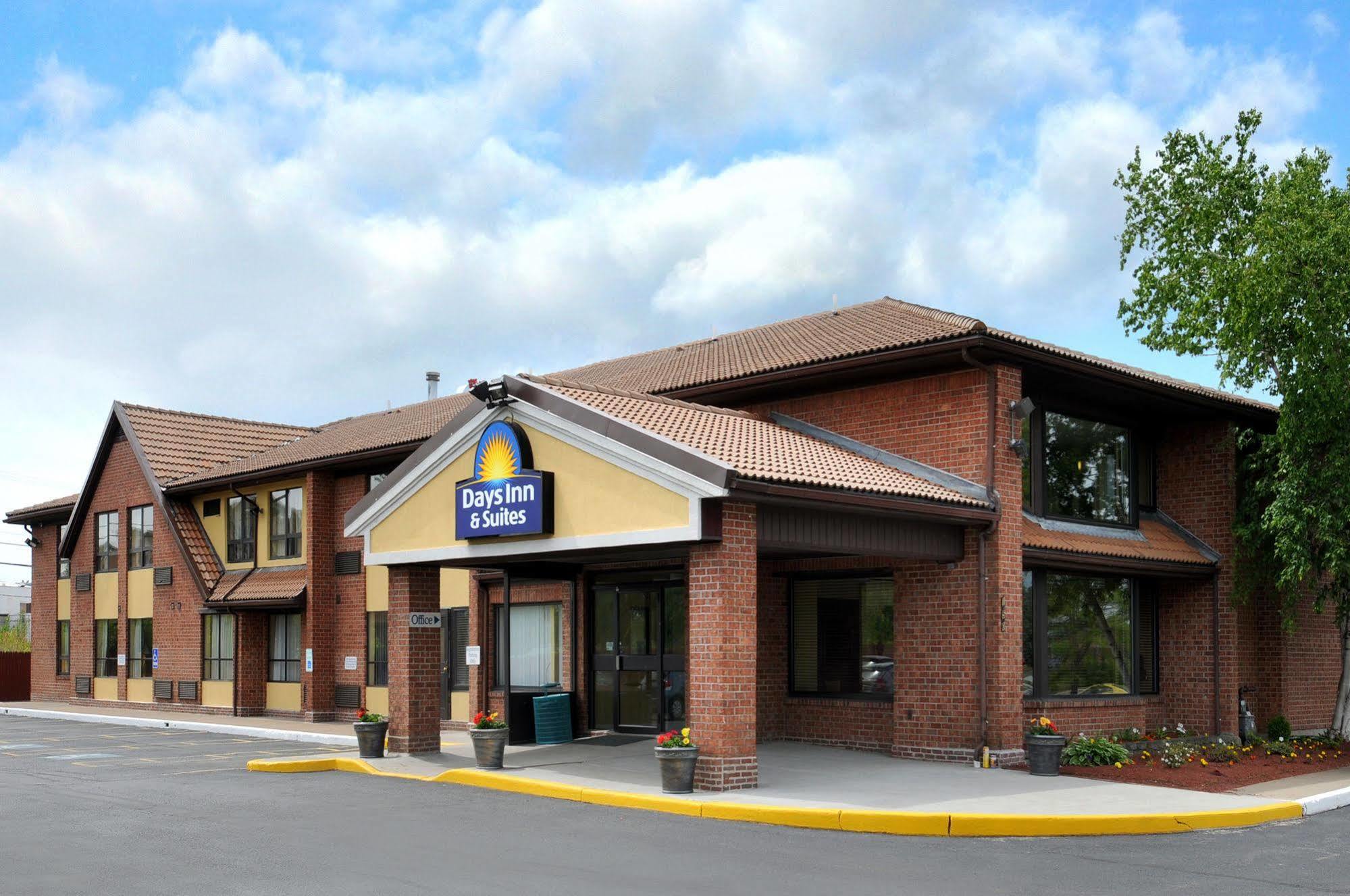 Days Inn By Wyndham Utica Bagian luar foto
